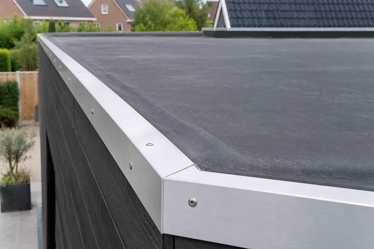 Aluminium daktrim langs zwarte dakbedekking.