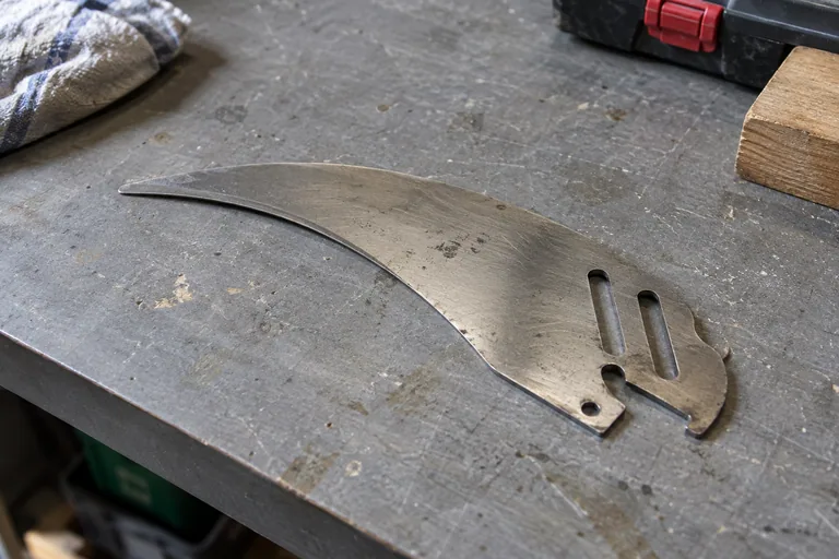 Los metalen spouwmes met gebogen bovenzijde en bevestigingssleuven.