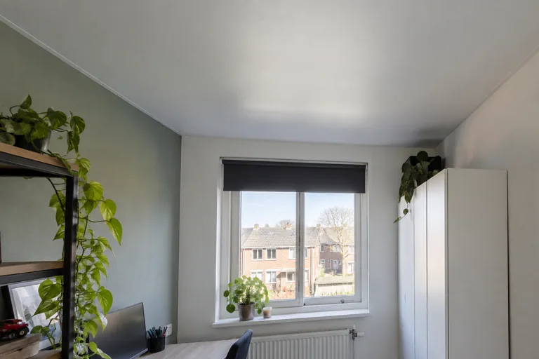 Glad lichtreflecterend plafond in een werkkamer.